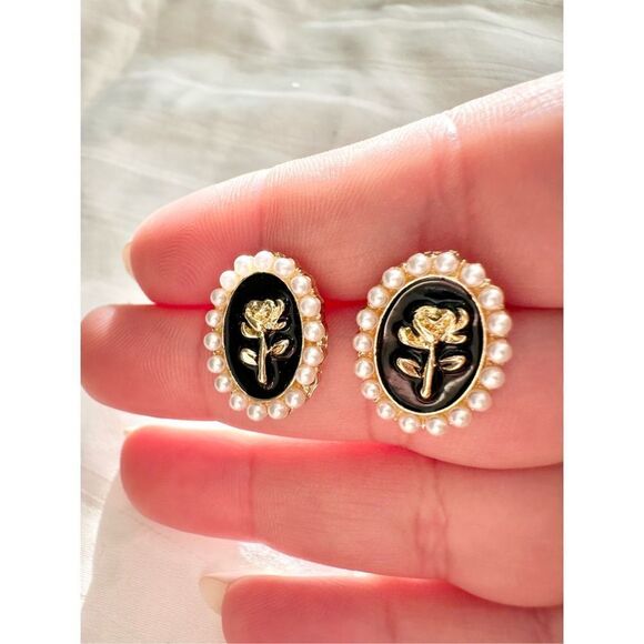 Oval gold and black rose stud earring with pearl accent - Picture 3 of 4